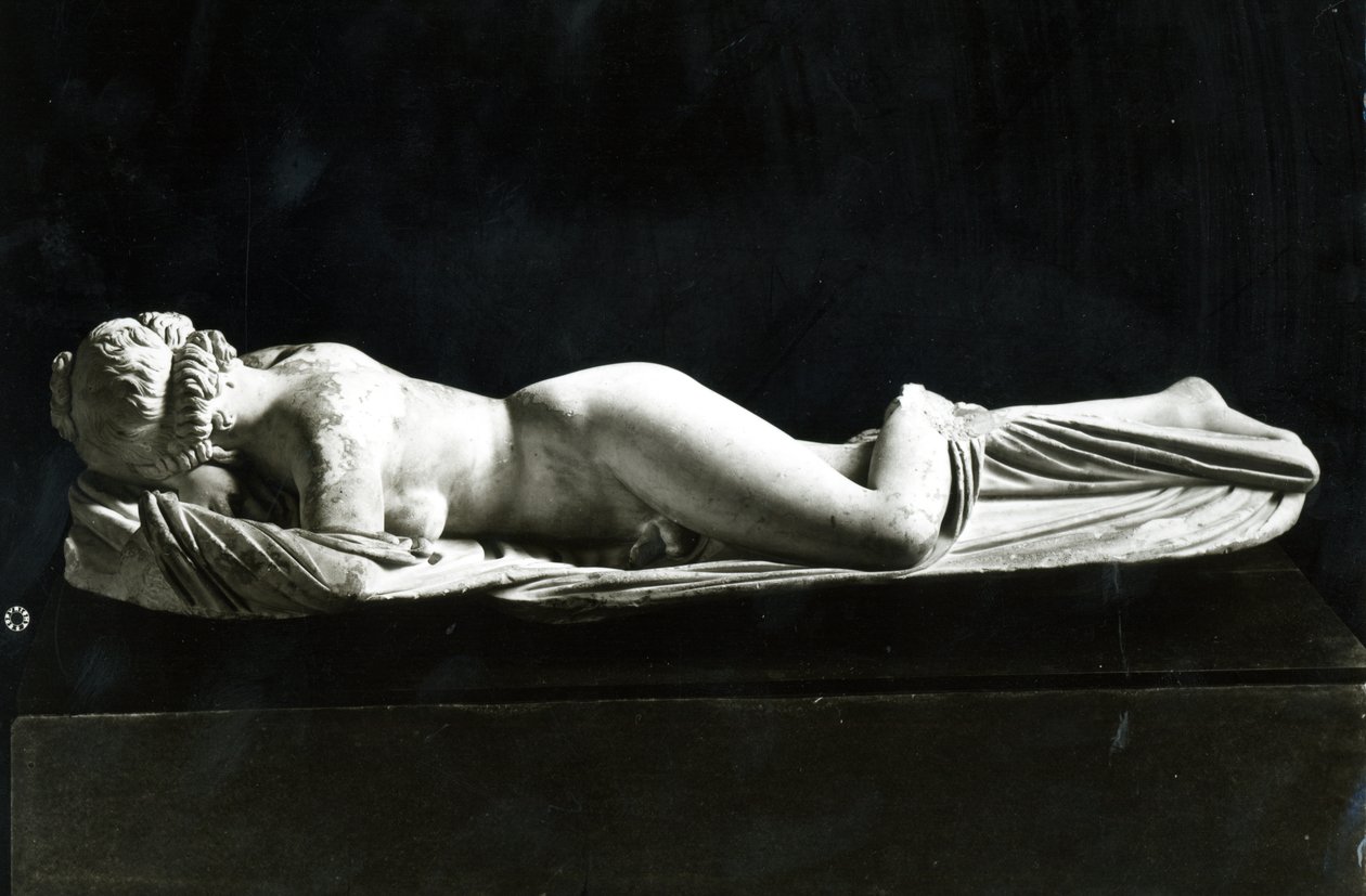 Sovende Hermafrodit (marmor) (s/h foto) af Unbekannt