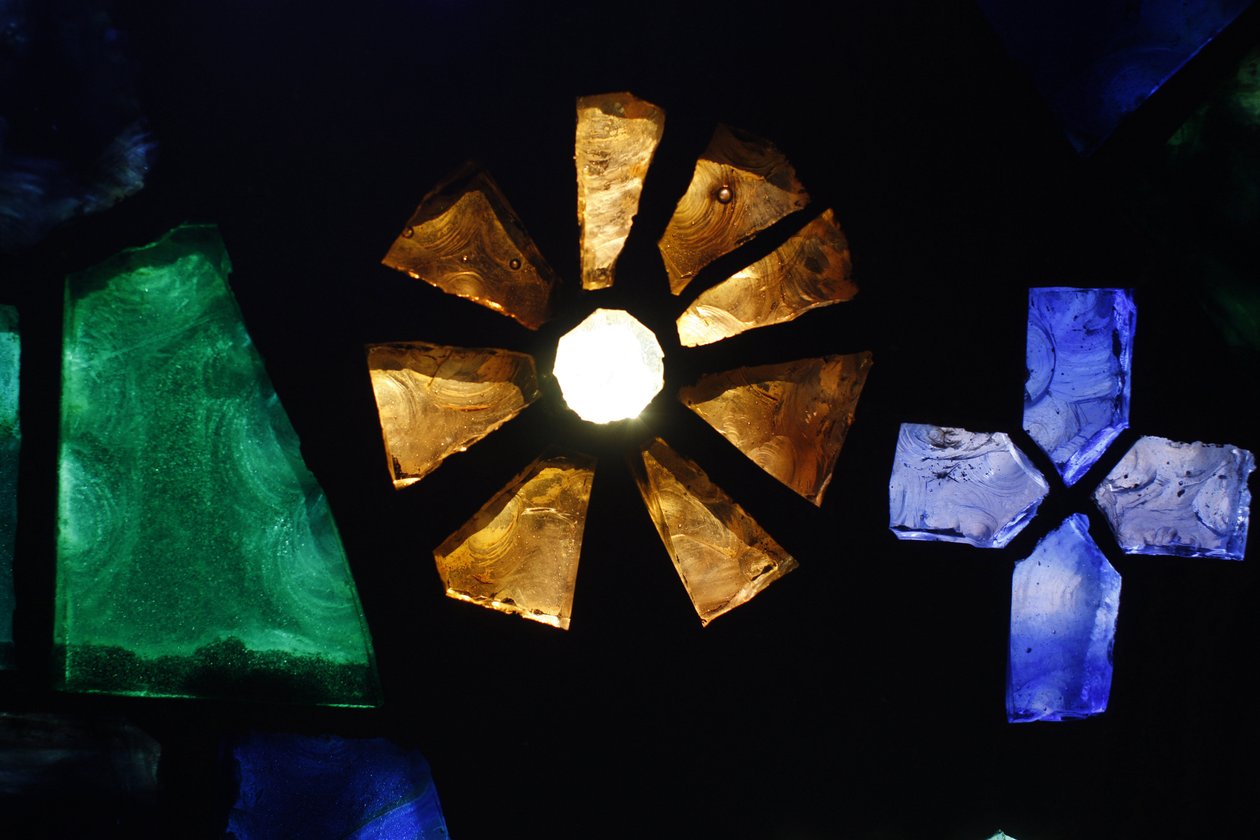 Farvet glas i Notre-Dame de Consolation kirke, Hyeres, Frankrig af Unbekannt