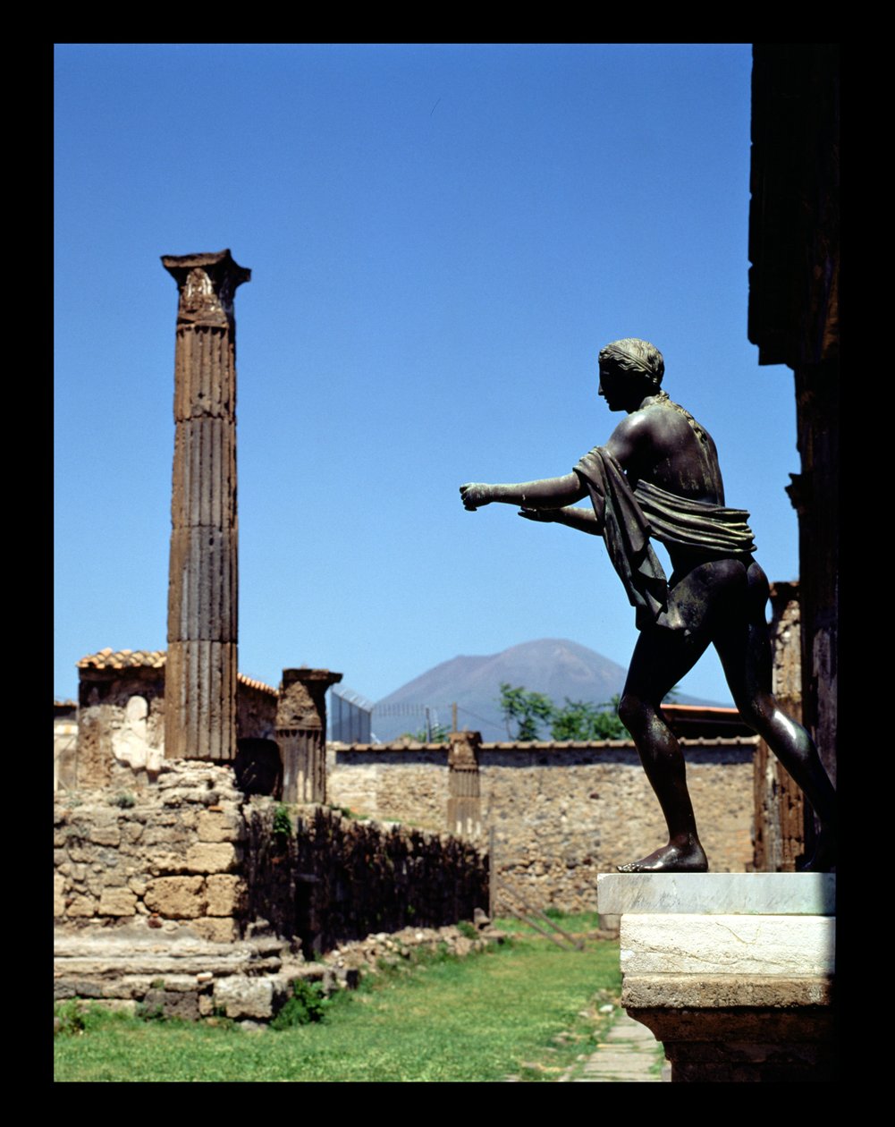 Statue af Apollo, fra Apollontemplet, med Vesuv i baggrunden (foto) af Unbekannt