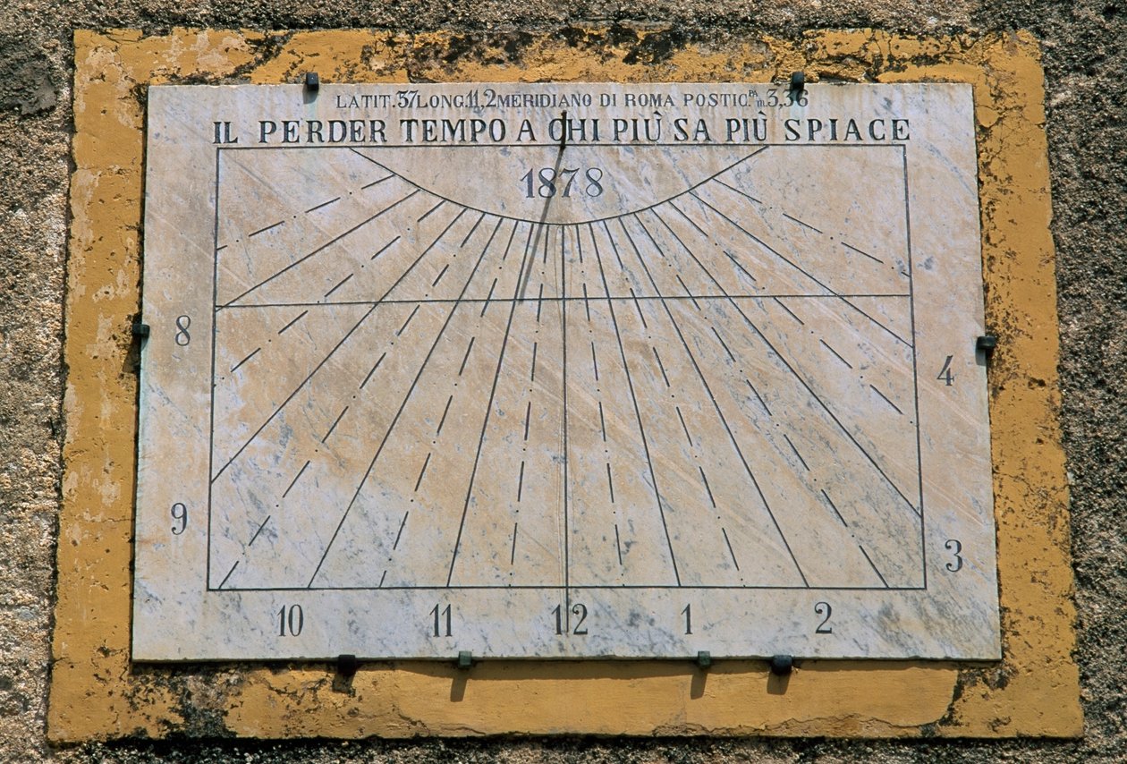 Solur, sidevæg af Maria Santissima Assunta-kirken, Palazzo Adriano, Sicilien, Italien af Benjamin Baud