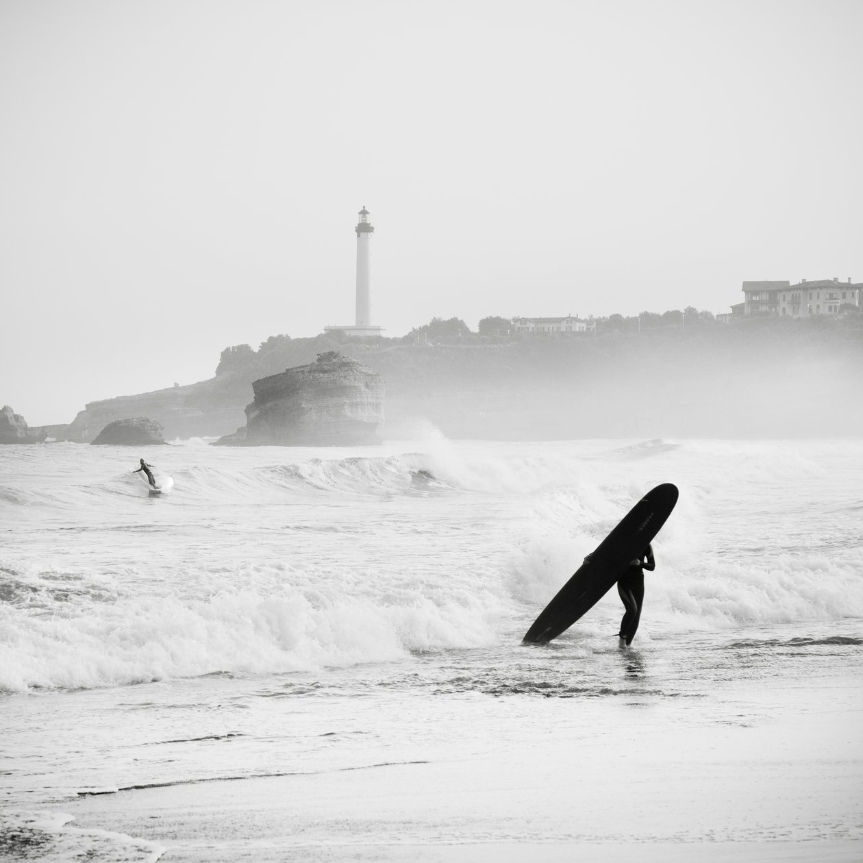 Surfing på Grand Plage, Frankrig, 2012 (s/h-billede) af Leopold Blonder