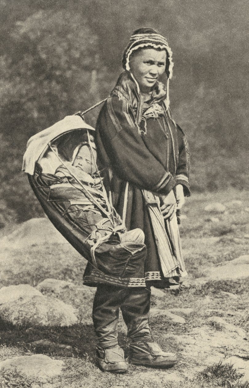 Sverige. Lappekvinde, der bærer sin baby i en vugge af rensdyrskind. 1920 af Unbekannt