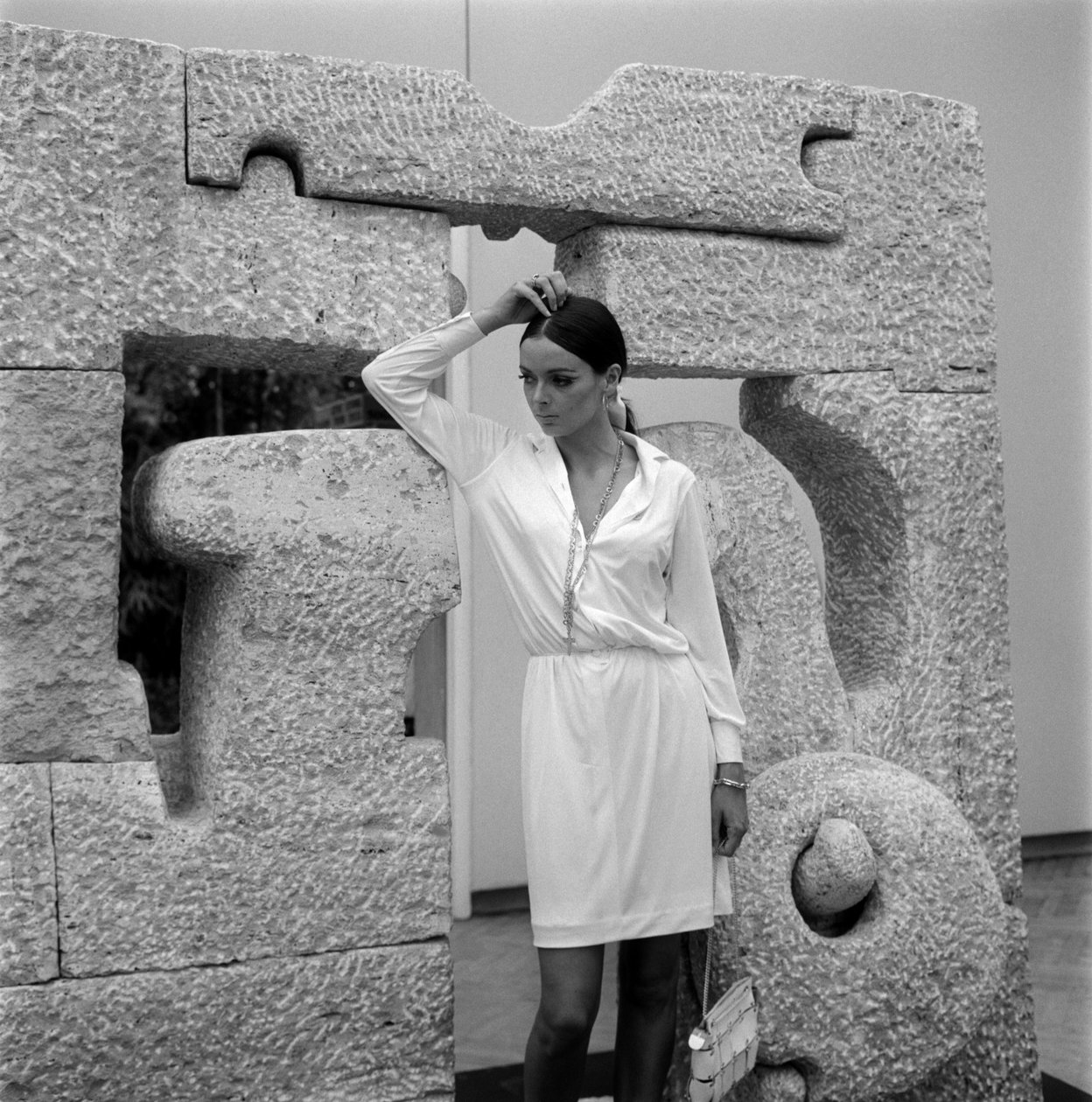 SKUESPILLEREN BARBARA STEELE VED DEN BIENNALE KUNSTUDSTILLING - VENEDIG - 196? af Unbekannt