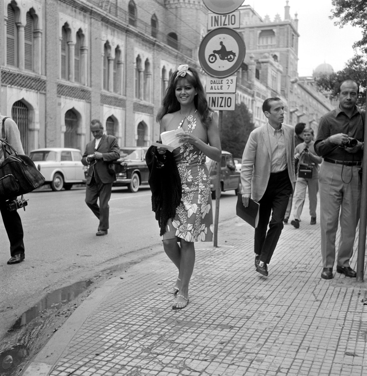 SKUESPILLEREN CLAUDIA CARDINALE VED DEN INTERNATIONALE FILMFESTIVAL I VENICE LIDO - 1965 af Unbekannt