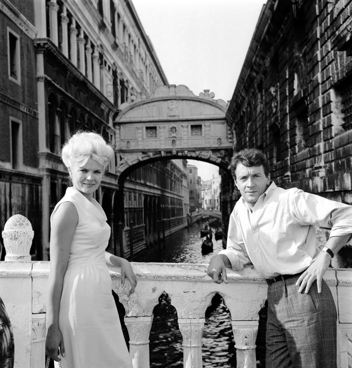 SKUESPILLEREN CORINNE MARCHAND MED SKUESPILLEREN JEAN - PIERRE (jean-pierre) CASEL - VENEDIG - 1963 af Unbekannt