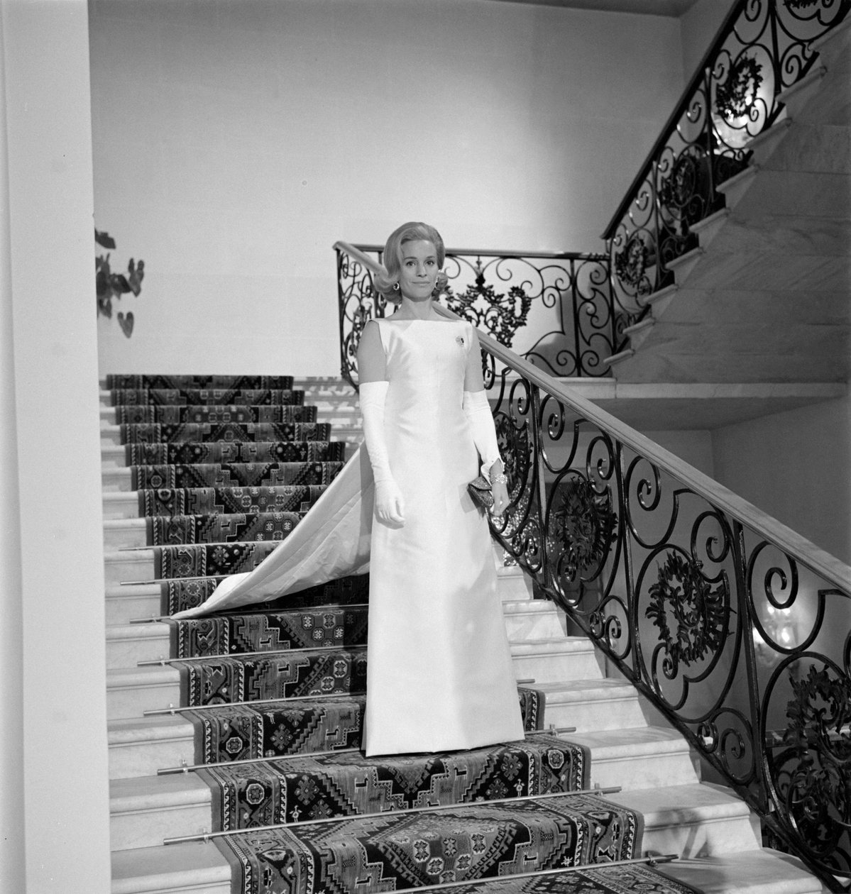 SKUESPILLEREN INGRID THULIN PÅ SÆTET AF FILM "" AGOSTINO "" INstrueret AF MAURO BOLOGNINI I VENEDIG - 1962 af Unbekannt