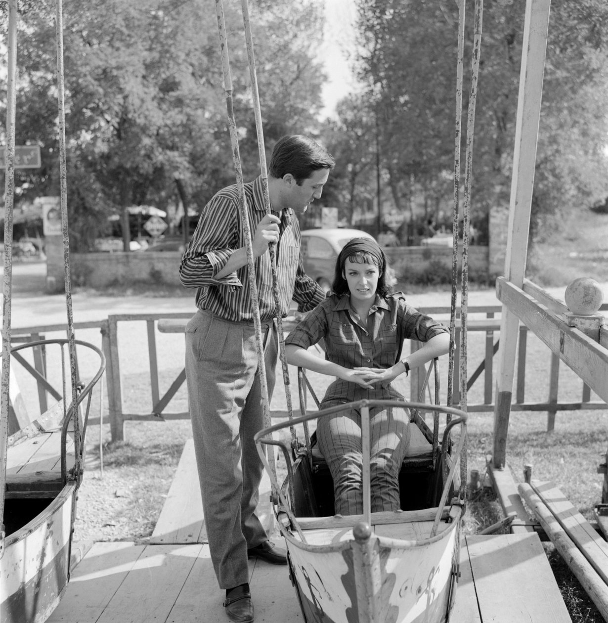 SKUESPILLEREN MARIE LAFORET MED SIN BOYDY Instruktøren JEAN GABRIEL ALBICOCCO VED VENICE LIDO - 1961 (på en gynge) af Unbekannt