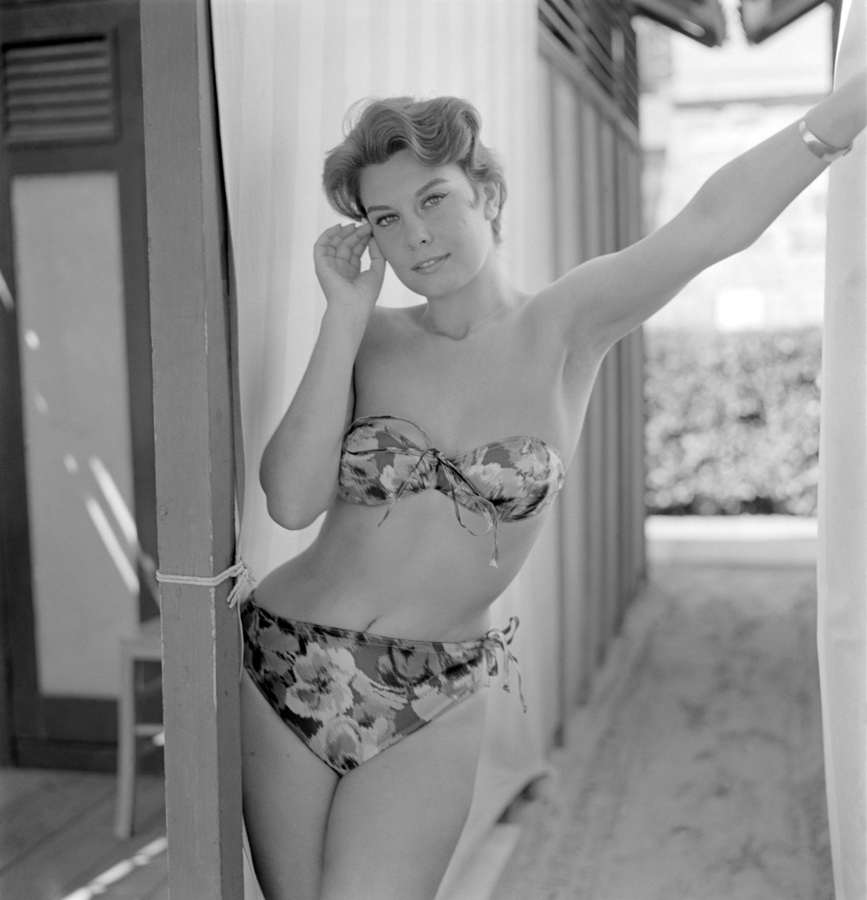 SKUESPILLEREN PINA BOOTIE PÅ VENICE LIDO BEACH - 1957 af Unbekannt