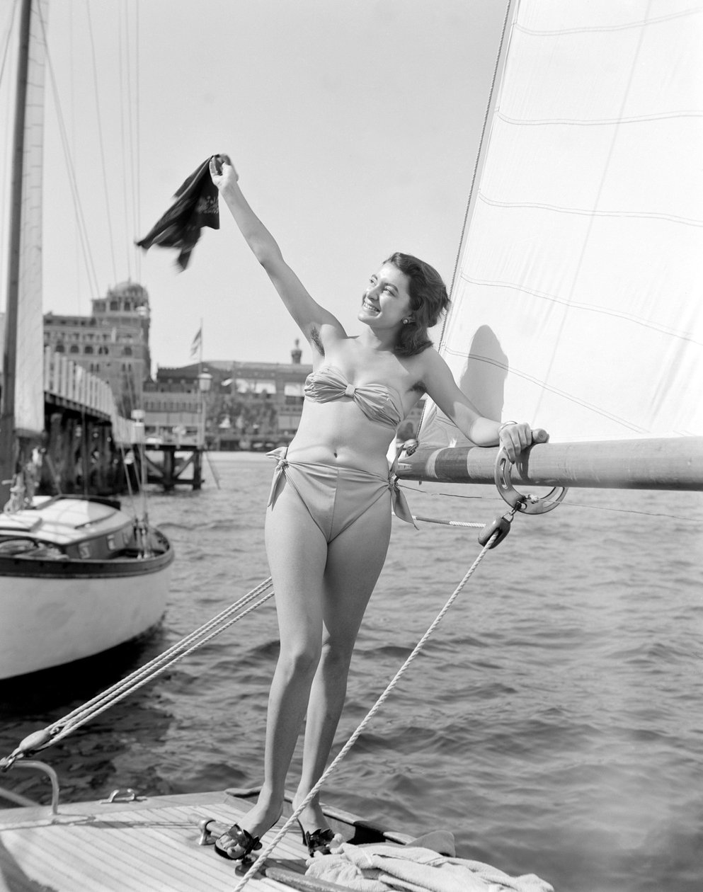 SKUESPILLEREN SANGHE GIANNA VED VENICE LIDO BEACH - 1951 af Unbekannt