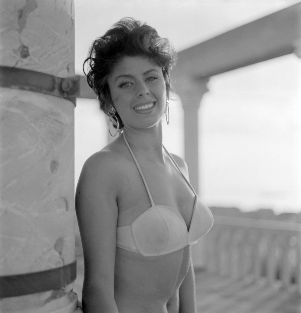 SKUESPILLEREN, STARLET CELINA CELY PÅ VENICE LIDO BEACH - 1957 af Unbekannt