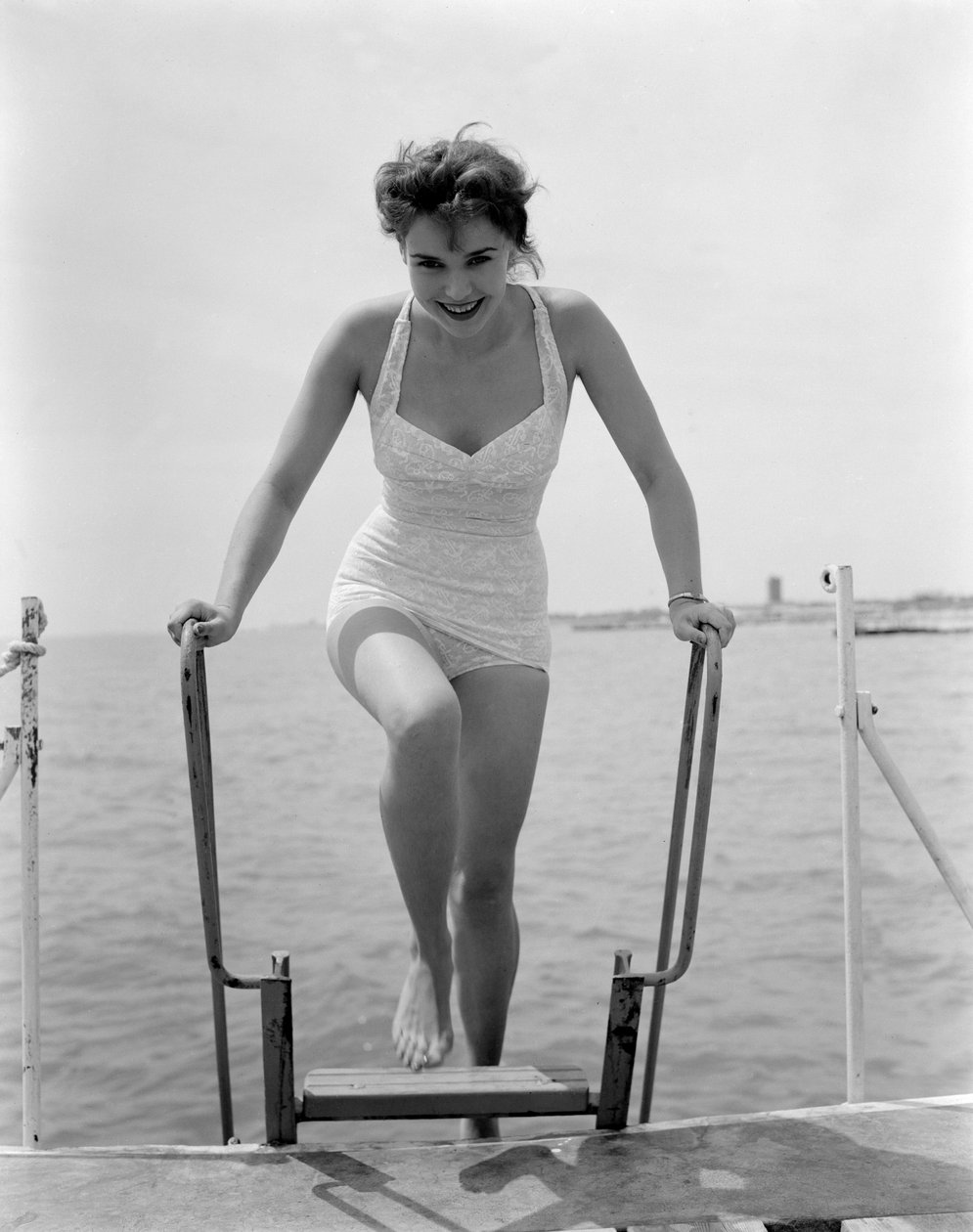 SKUESPILLEREN TANIA WEBER VED VENICE LIDO BEACH - 1952 af Unbekannt