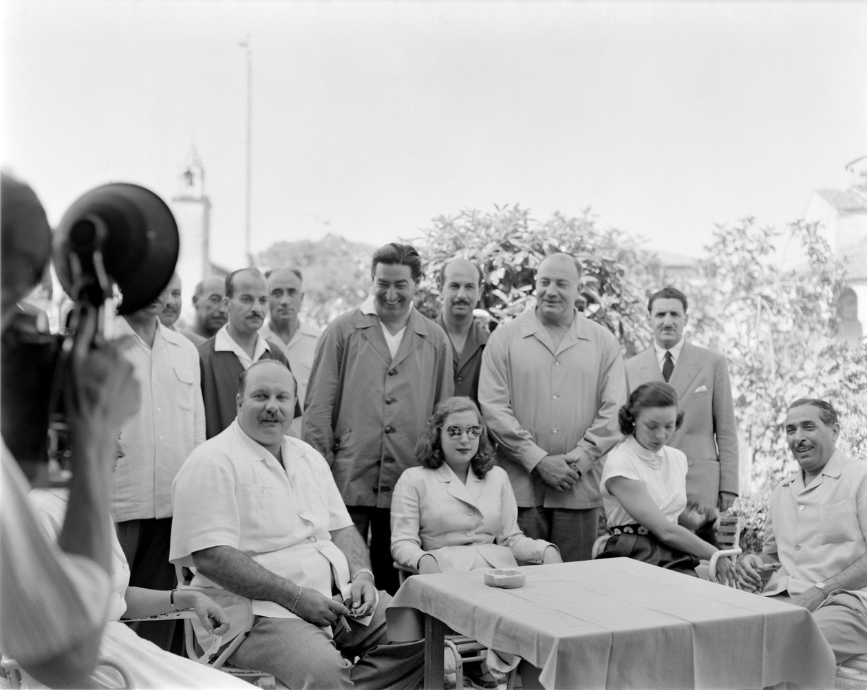 KONGEN FAROUK AF EGYPTEN (Farouk I af Egypten, Farouk I af Egypten) MED SIN KONE PÅ LOCANDA CIPRIANI PÅ TORCELLO (VENEDIG) - 1951 af Unbekannt