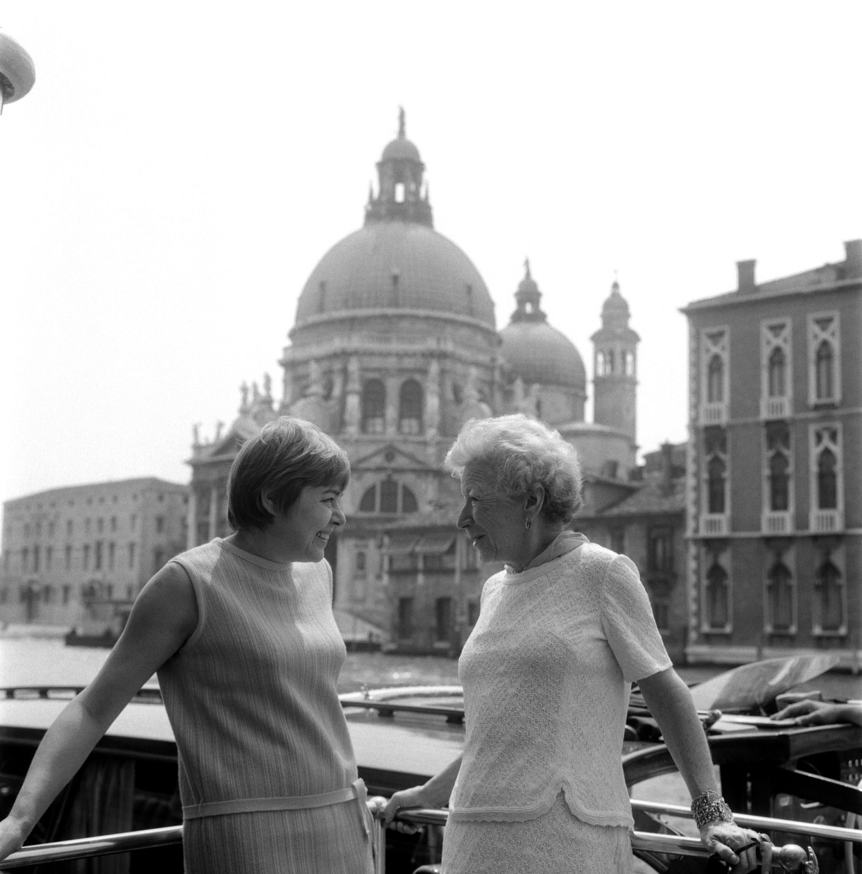 LITTERATURKRITIKEREN FERNANDA PIVANO MED MARY HEMINGWAY I VENEDIG - 1966 af Unbekannt