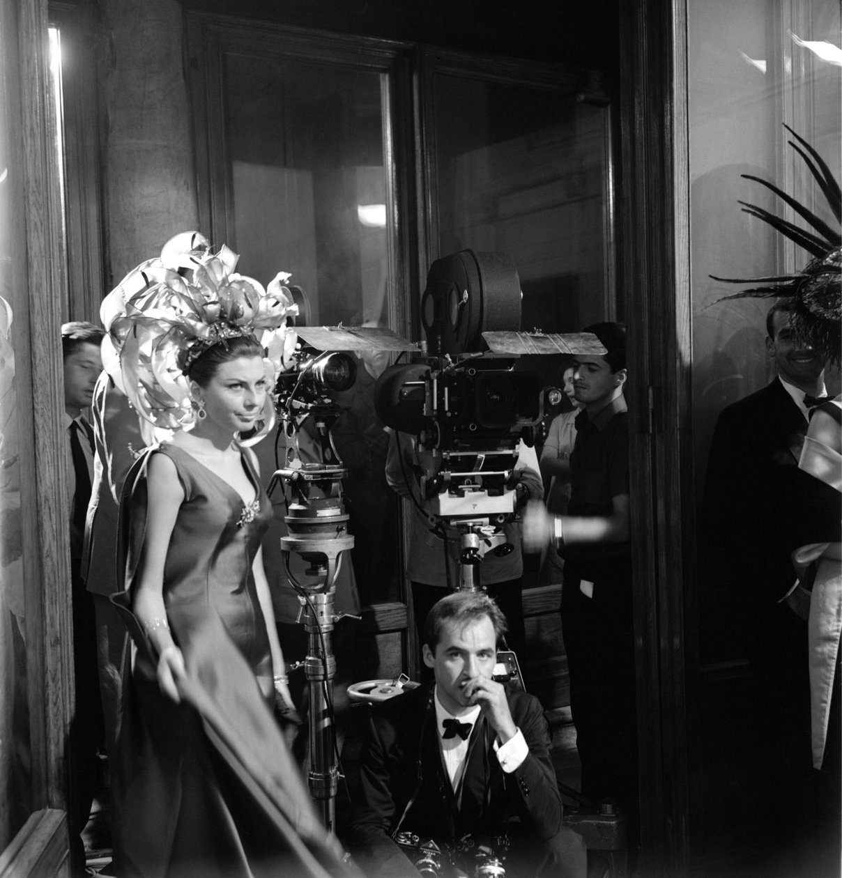 PRINSESSEN OG SKUESPILLEREN SORAYA ESFANDIARI (esfandiary) BAKHTIARI PÅ SETET AF FILM "" I TRE VOLTI "" (De tre ansigter) INstrueret AF Mauro BOLOGNINI I VENEDIG - 1964 af Unbekannt