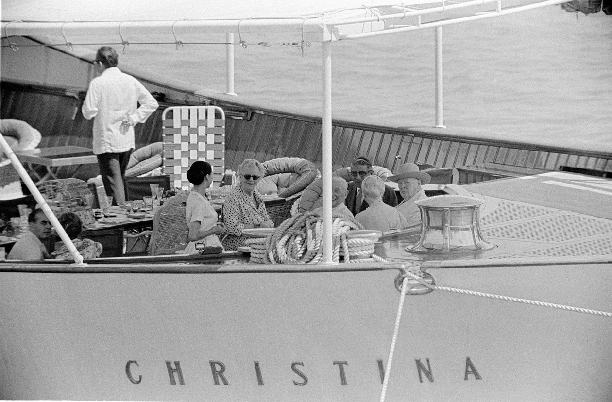 SKIBSBYGGEREN ARISTOTELIS (aristote) ONASSIS OG STATESMANDEN WINSTON CHURCHILL MED SIN KONE PÅ YACHTEN “” CHRISTINA “” I VENEDIG - 1960 af Unbekannt