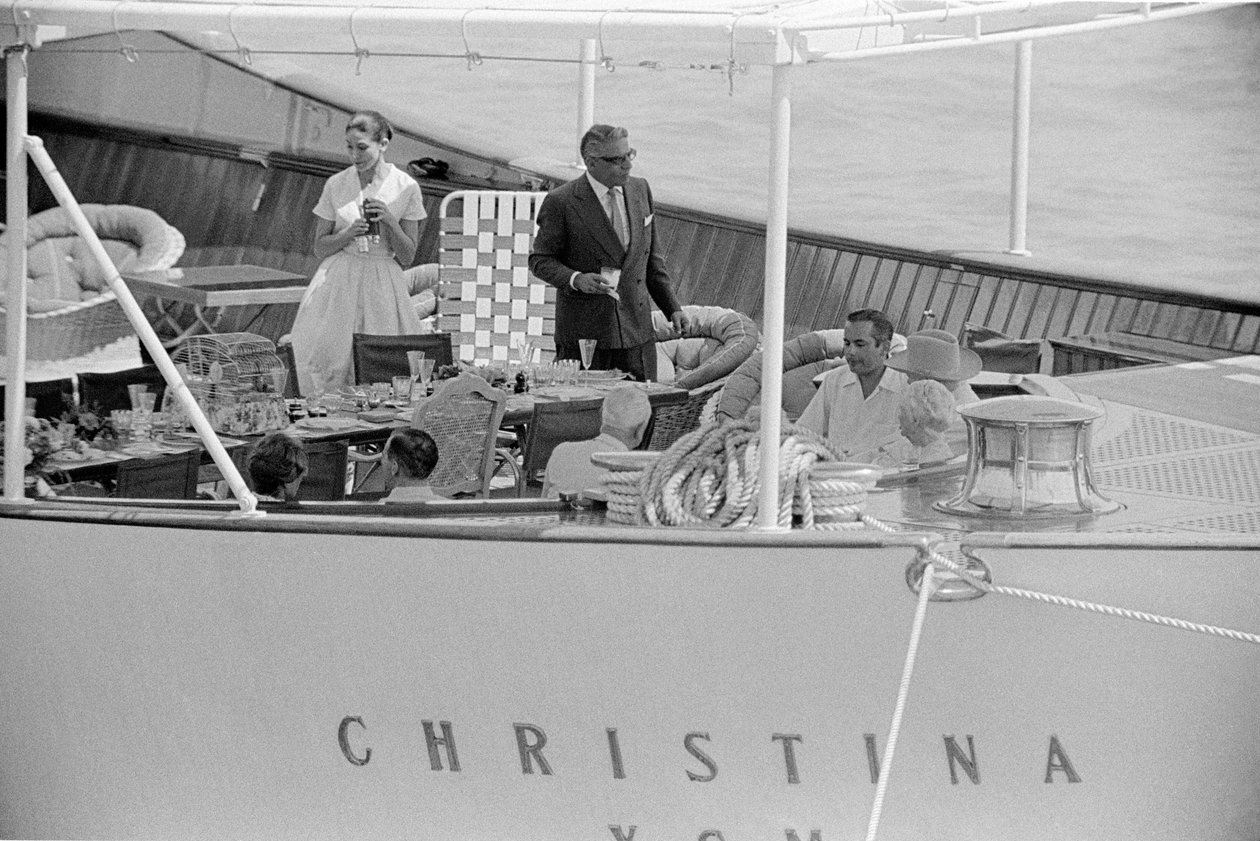 SKIBSBYGGEREN ARISTOTELIS (aristote) ONASSIS OG STATESMANDEN WINSTON CHURCHILL MED SIN KONE PÅ YACHTEN “” CHRISTINA “” I VENEDIG - 1960 af Unbekannt