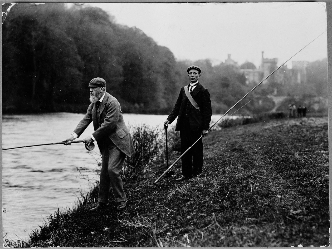 Den 8. hertug af Devonshire fisker på Blackwater med Lismore Castle i baggrunden, ca. 1889 (s/h foto) af William M. Timlin