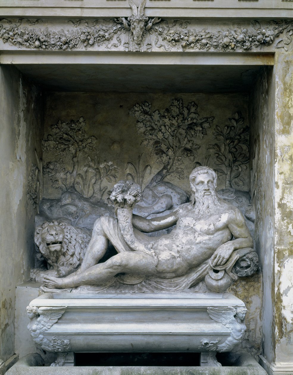 Nymphaeum, detalje af en statue af en flodgud i en niche med et overflødighedshorn, designet af Giacomo Vignola (1507-75) og Bartolomeo Ammannati (1511-92) 1551-55 (sten) af Unbekannt