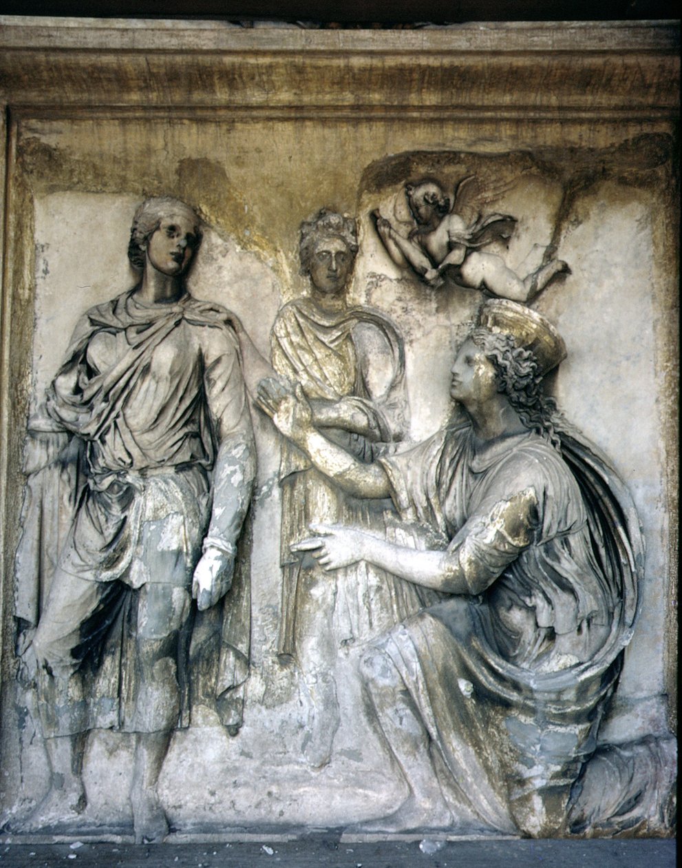 Den bagerste facade, detalje af antik reliefdekoration (nogle stykker fra Augustus