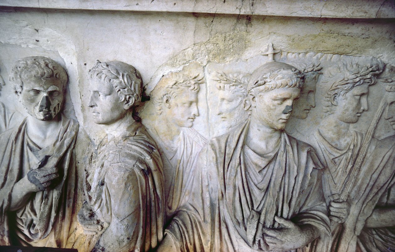 Den bagerste facade, detalje af antik reliefdekoration (nogle stykker fra Ara Pacis af Augustus) forestillende en gruppe romerske borgere (sten) af Unbekannt