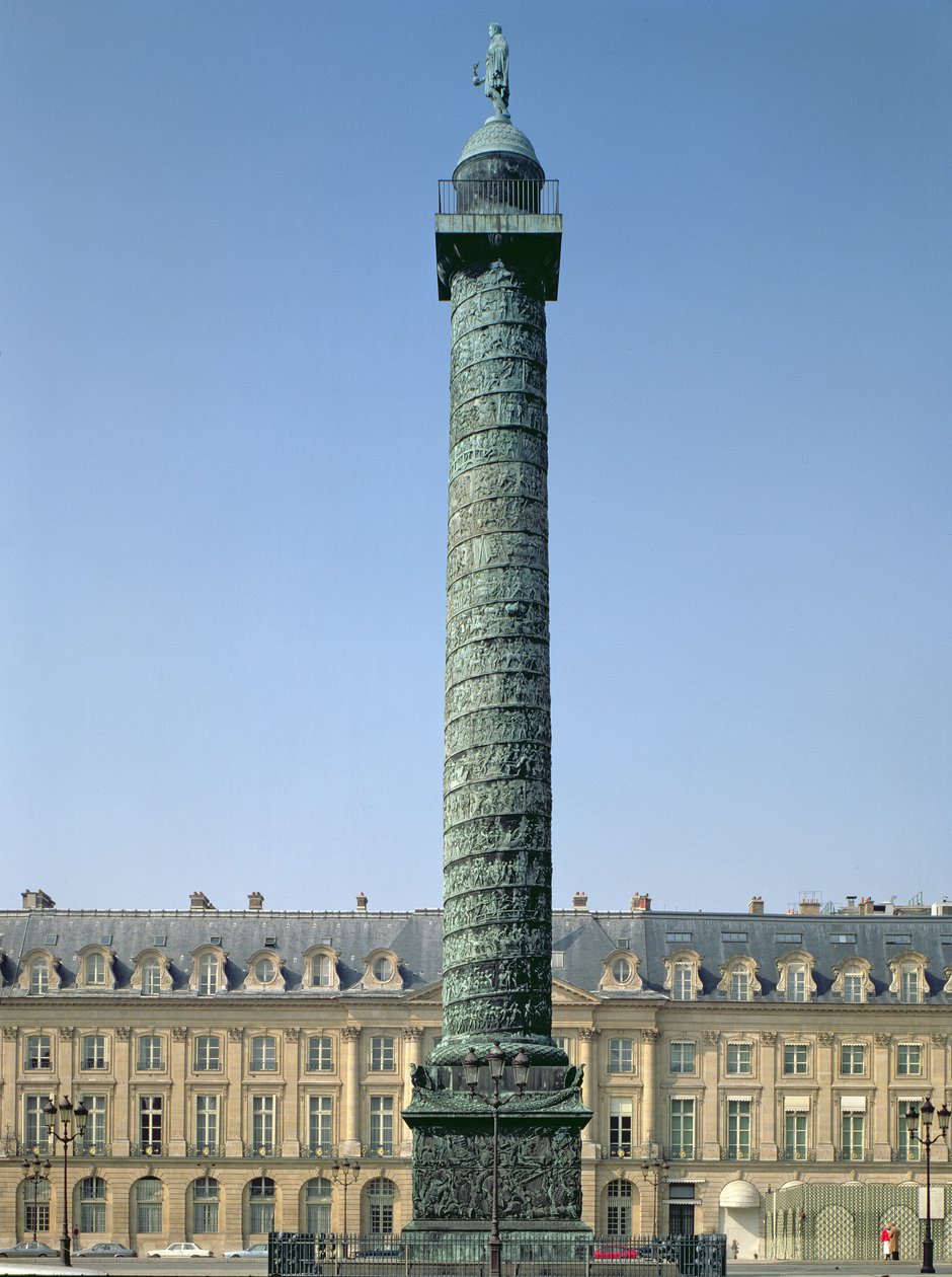 Vendomesøjlen, med basrelieffer, der optager Napoleonske kampagner fra 1805-06, overvundet af figuren af Napoleon med en bevinget sejr af Unbekannt