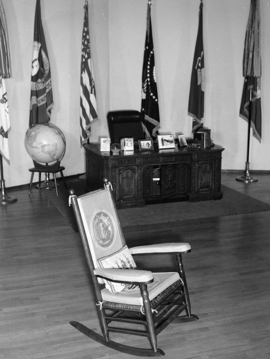 Præsident John Fitzgerald Kennedys berømte gyngestol, hans skrivebord og andre memorabilia udstillet. Milano. 1965. af Unbekannt