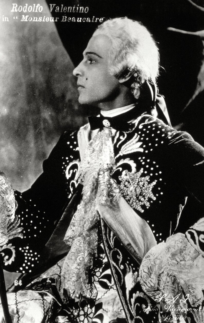 Den berømte stumfilmskuespiller Rodolfo Valentino i et kunstfærdigt scenekostume i 1700-tals stil til filmen 