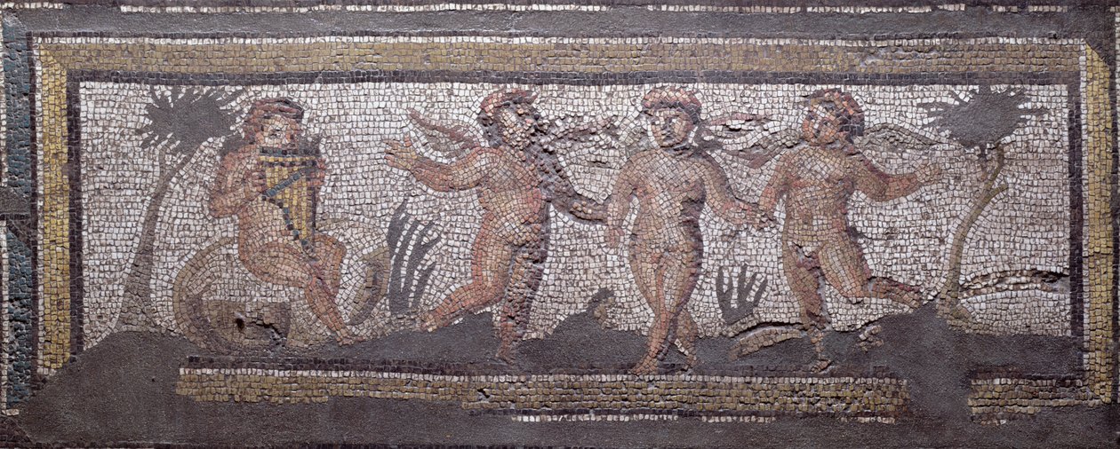 Tre dansende putti akkompagneret af én, der spiller på pandepiber, kantdetaljer fra en mosaikbelægning, der skildrer årstiderne og jagtscener fra den konstantinske villa i Daphne, Roman, ca. 325-330 e.Kr. (marmor, kalksten og glasmosaik) af Unbekannt