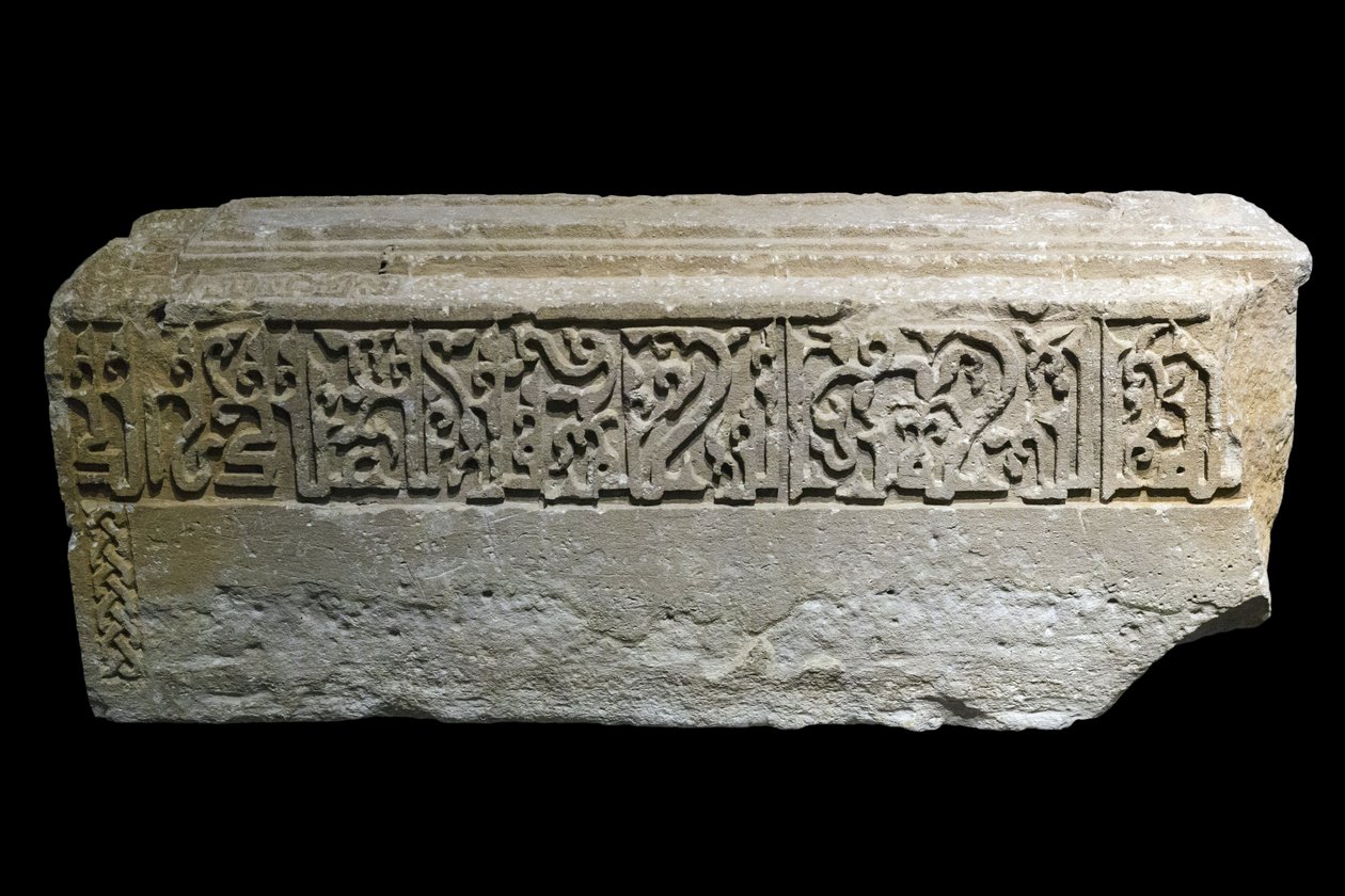 Gravmarkør. Iran, Siraf, 527 H./1133. Udskåret sten. Musée du Louvre af William M. Timlin