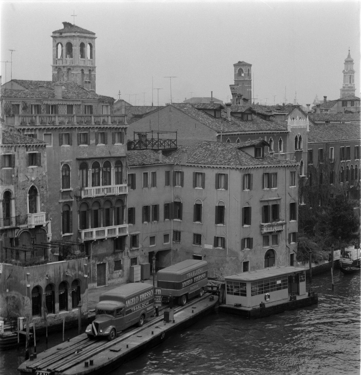 Lastbiler på Canal Grande i Venedig 1960 af Unbekannt