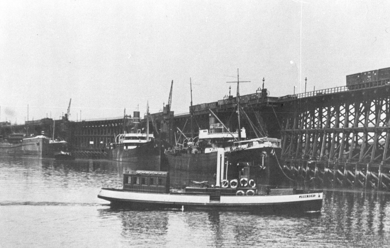 Styrbords side af Blyth Harbour Commissioners affyrer "John Dent" forbi staiths af Unbekannt