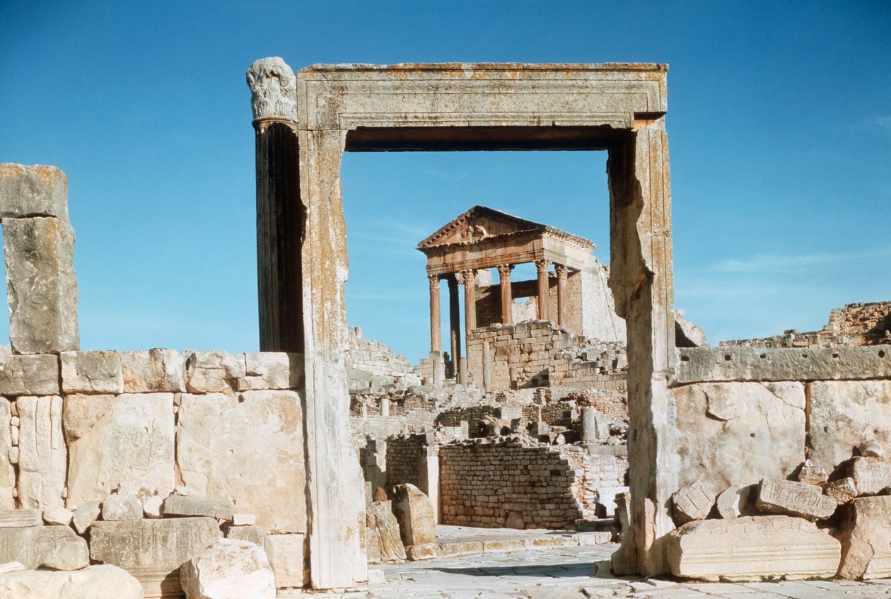 Tunesien, Dougga, romerske ruiner af Capitol set gennem Dar el Acheb-portalen af Benjamin Baud