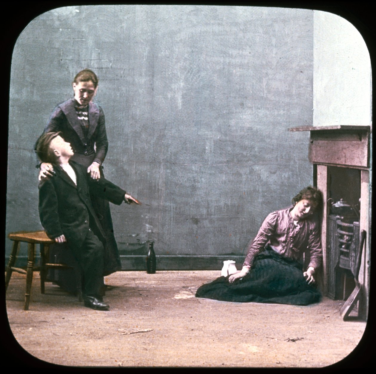 To kvinder og dreng foran pejsen, ca 1895 af Unbekannt