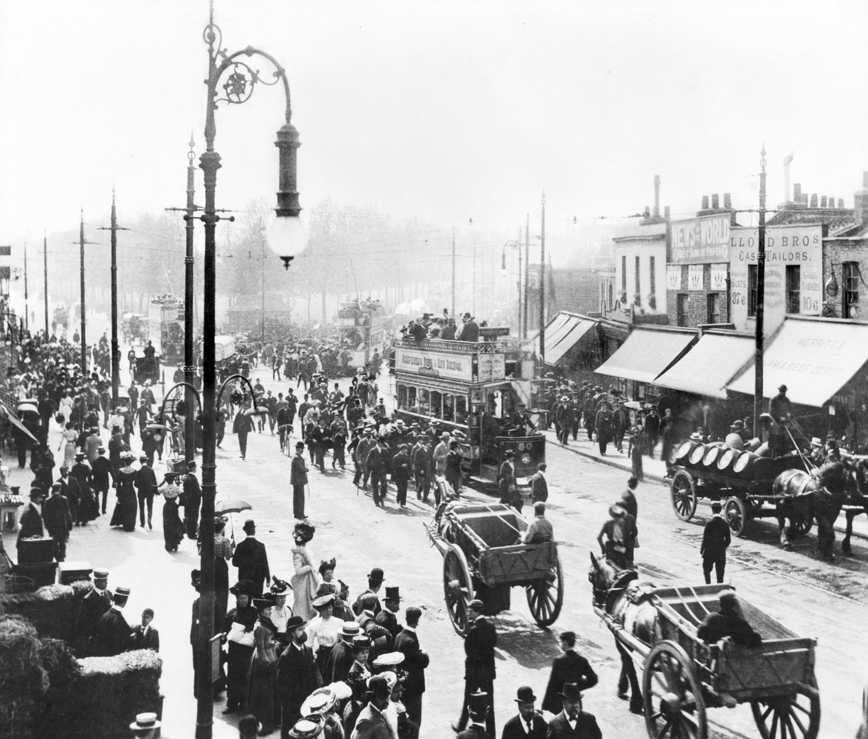 Storbritannien: En travl scene på Uxbridge Road. Shepherds Bush, London af Unbekannt