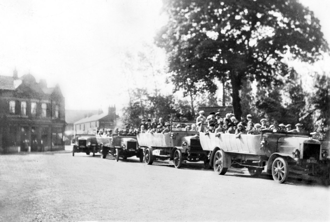 Storbritannien: En linje af Charabancs i bymidten. Poynton, Cheshire, c1925 af Unbekannt