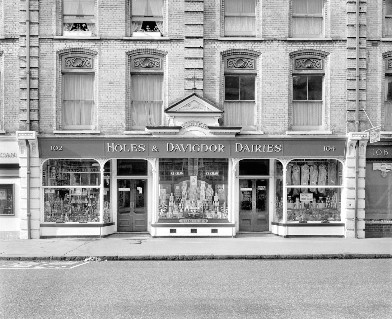 Storbritannien: Holes and Davigdor Dairies on Church Road af Unbekannt