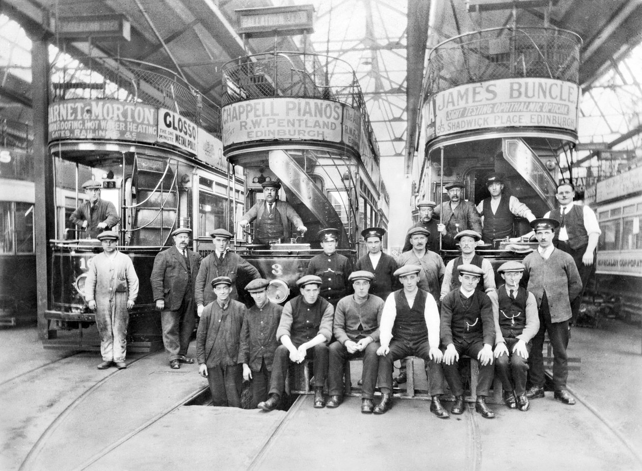 United Kingdon: Sporvogne og mandskab i sporvognsdepotet på Oswald Road. Kircaldy, c1910 af Unbekannt