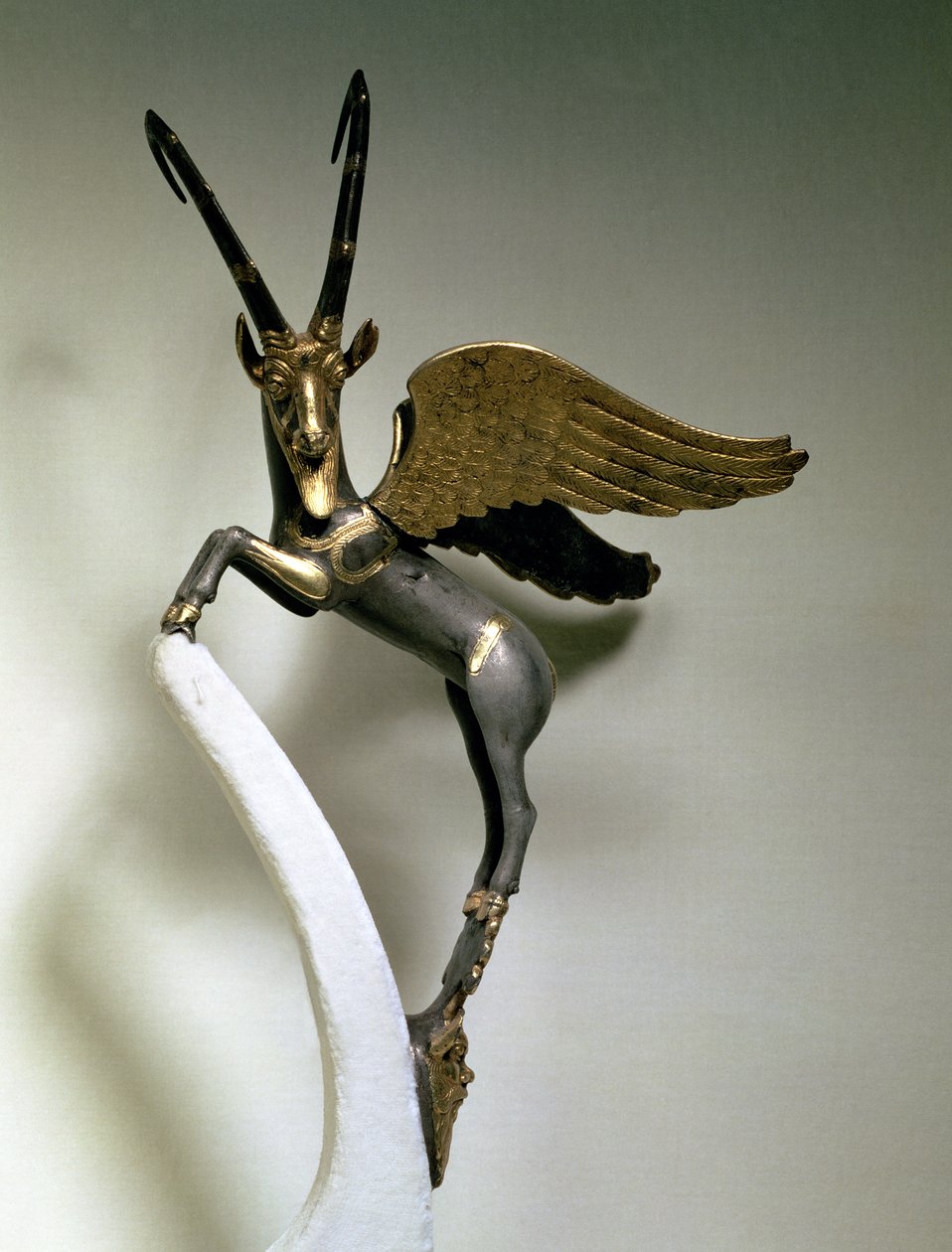 Vasehåndtag i form af en bevinget stenbuk, Achaemenid Period, fra Iran, ca. 500 f.Kr. (guld og sølv) af Unbekannt