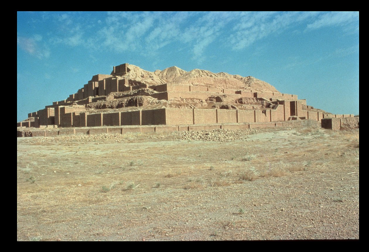 Udsigt fra den sydlige del af Ziggurat, bygget af Elamit-kongen Untash-Gal (1265-46 f.Kr.) (foto) af Unbekannt