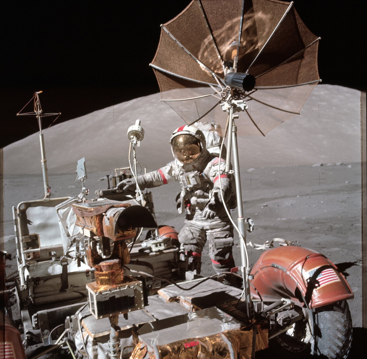 Udsigt over astronaut Eugene Cernan ved siden af månens roving-køretøj under EVA af Unbekannt