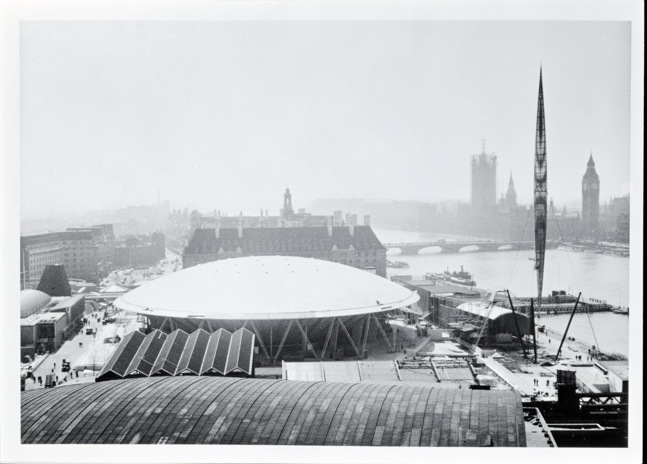 Udsigt over Dome of Discovery bygget til Festival of Britain, åbnet 4. maj 1951 (s/h foto) af Unbekannt