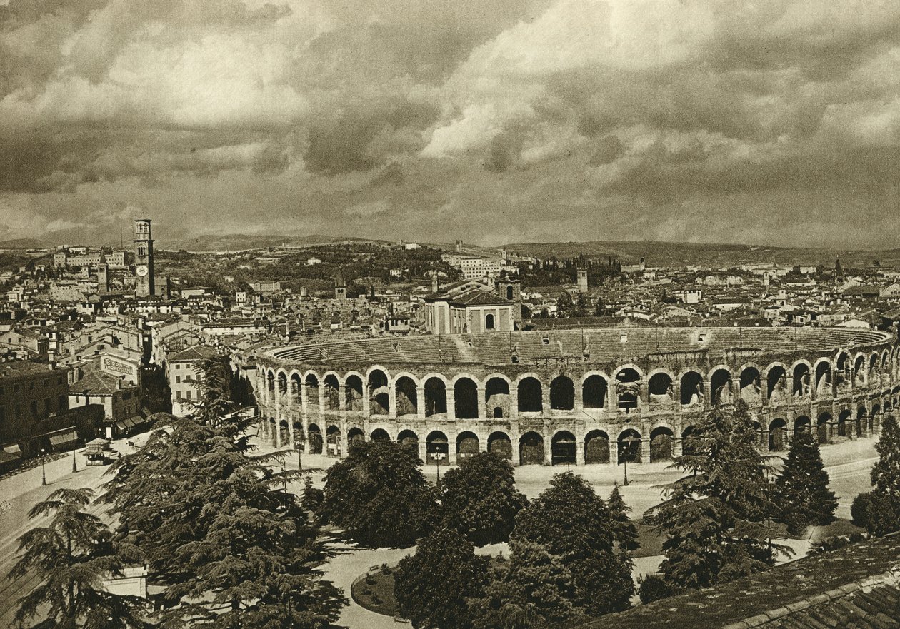 Udsigt over arenes, den romerske amfiteater og byen Verona i 1925 af Unbekannt