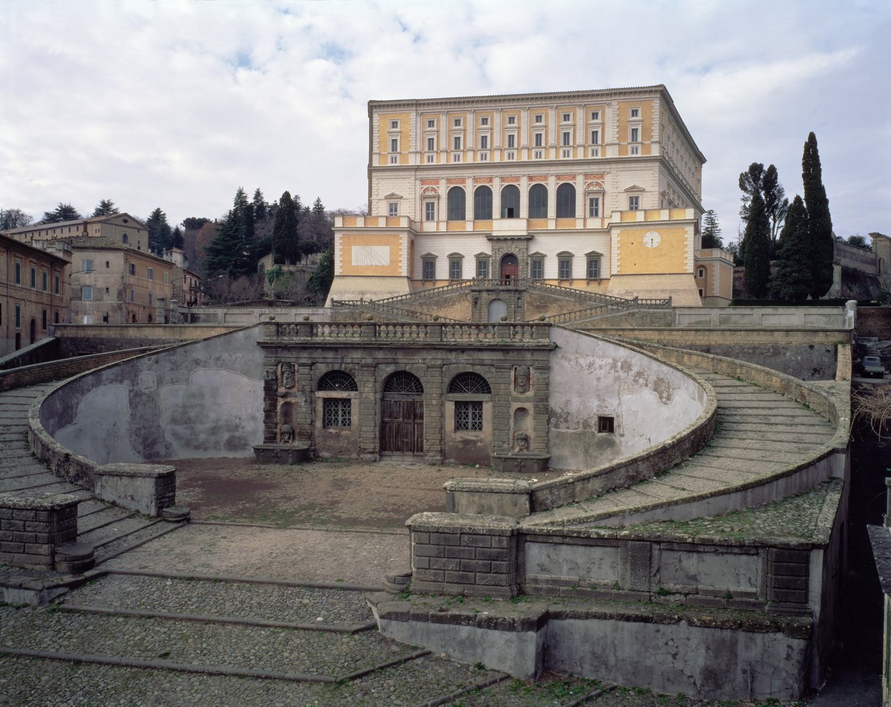 Udsigt over facaden, forgården og trappen, designet af Jacopo Vignola (1507-73) og hans efterfølgere for kardinal Alessandro Farnese (1546-92) 1557-83 (foto) af Unbekannt