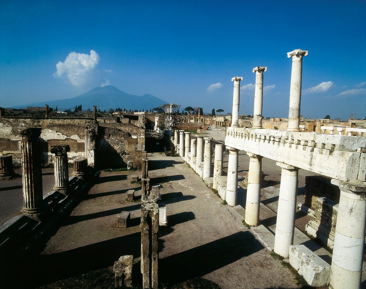Udsigt over Pompejis og Vesuvs forum. Italien. af Alec Hunter
