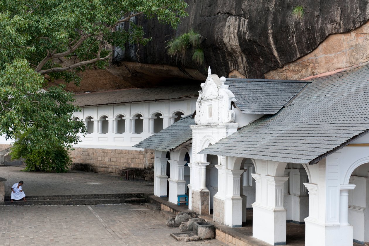 Hvid bygning under en klippevæg; hule tempel; gyldne tempel; Dambulla; Sri Lanka; Asien af Unbekannt