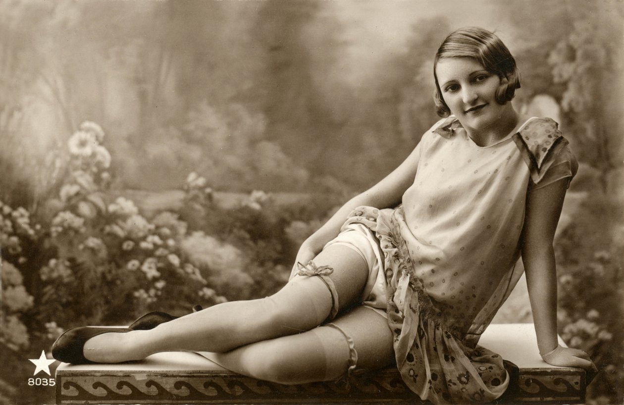 Kvinde i lys kjole, ca. begyndelsen af 1900-tallet (postkort) af Alec Hunter