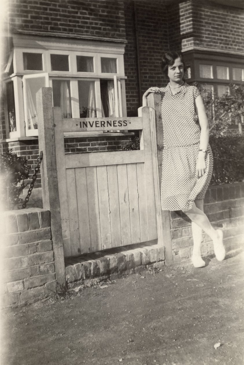 Kvinde udenfor Inverness B&B, Broadstairs, Kent, ca. 1920
