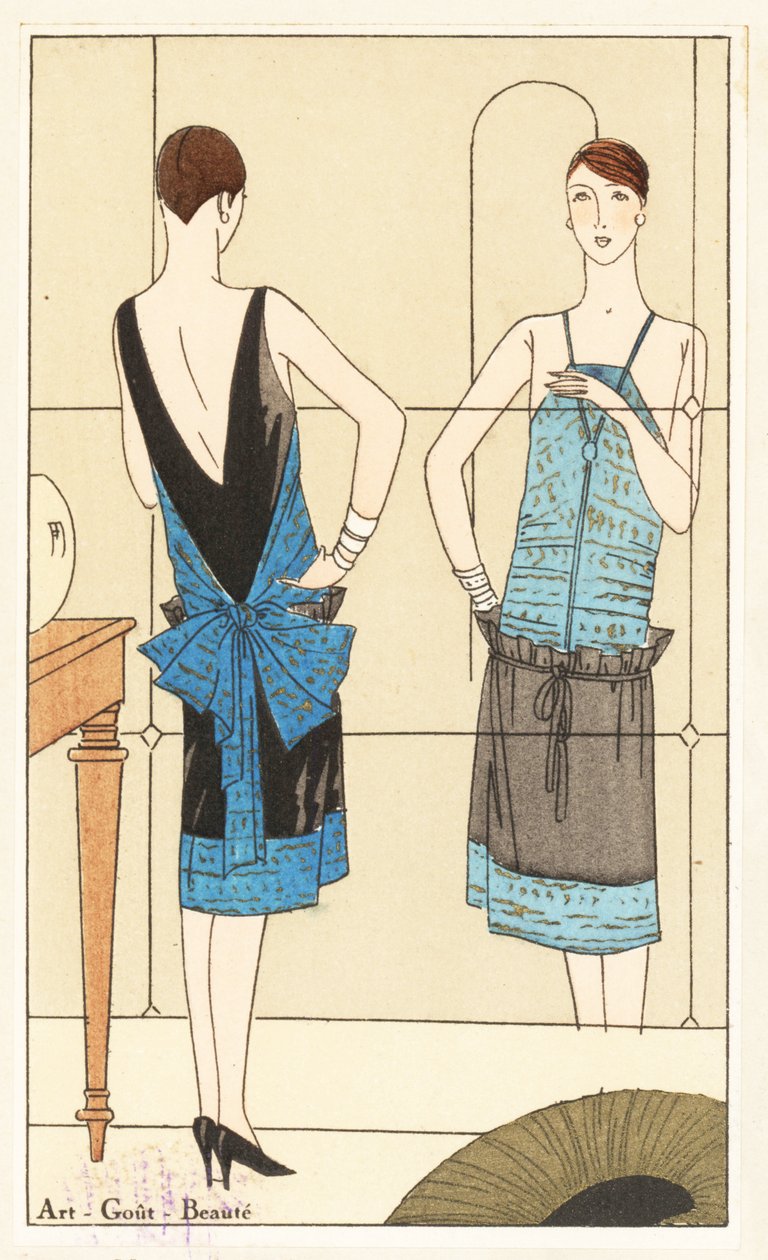 Kvinde står foran et spejl og beundrer sin aftenkjole i blå og gyldne lameller og sort fløjl - Litografi med stencilhåndkolorering fra det luksuriøse franske modemagasin "Art, Gout, Beaute", 1926 af Unbekannter Künstler
