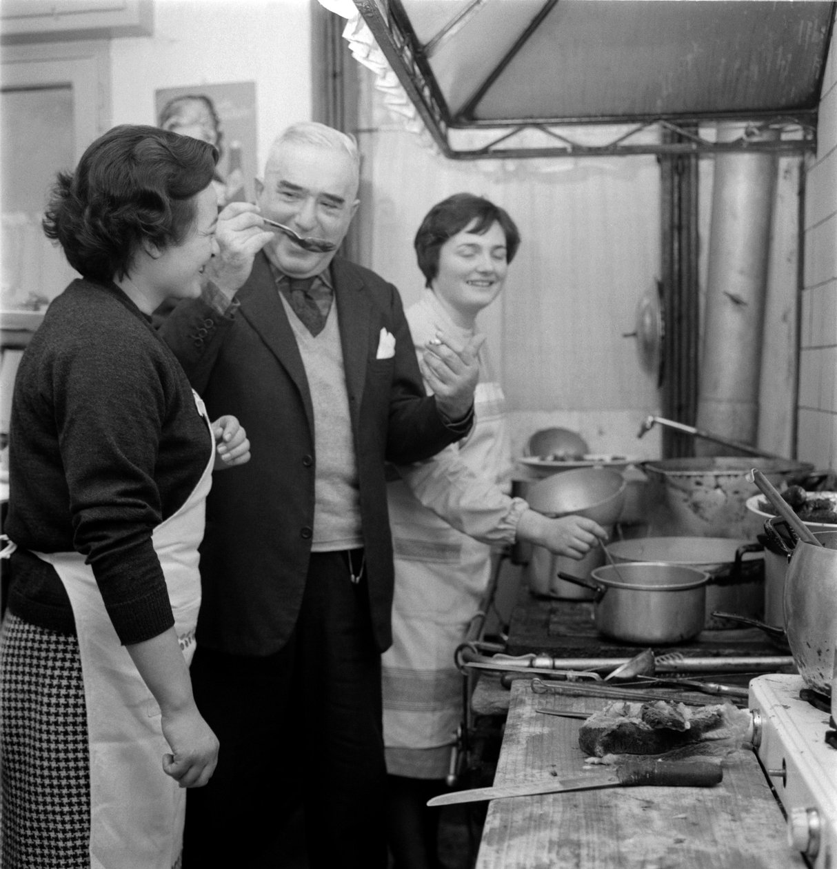 Forfatter GIOVANNI COMISSO i sit hus i TREVISO (han smager en ret i køkkenet) - 1962 af Unbekannt