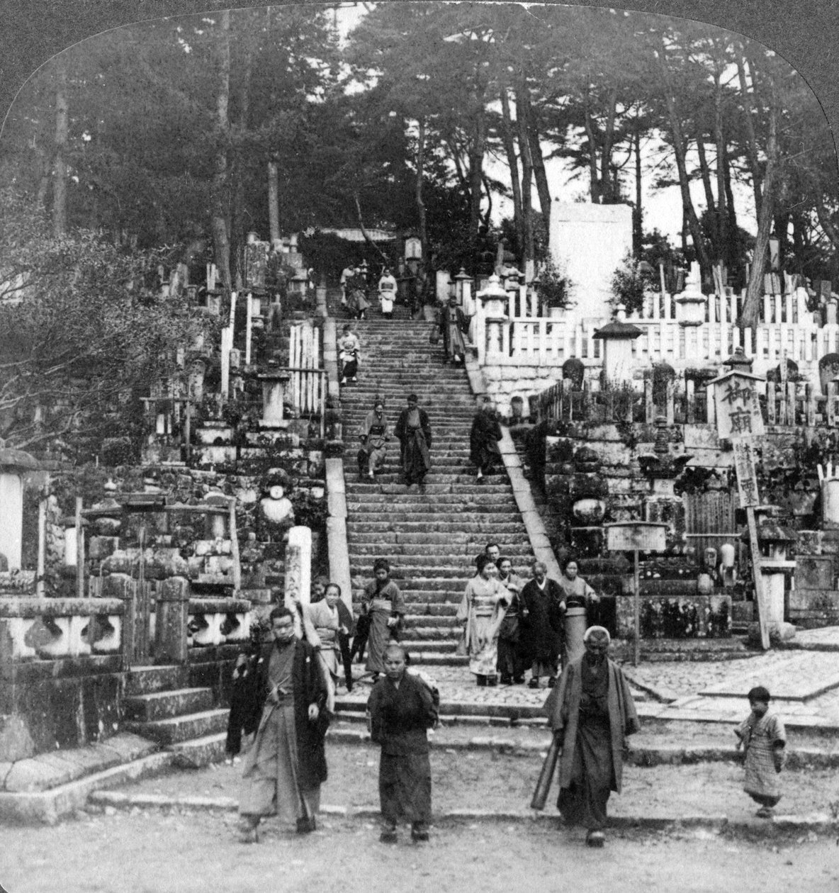 En buddhistisk kirkegård nær Kurodani-klosteret, Kyoto, Japan, 1904. af Underwood and Underwood